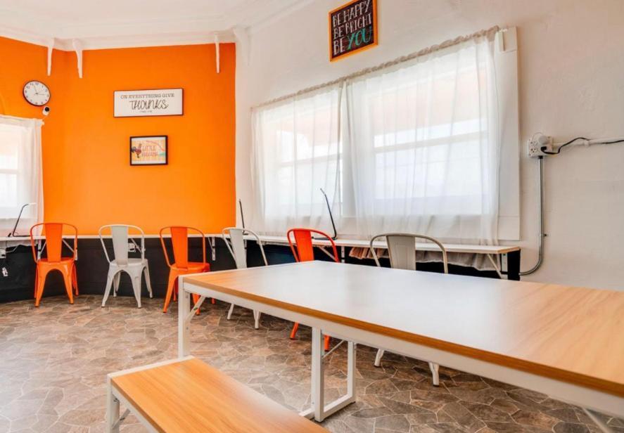 On A Budget - Free Dinner -coffee - Tea - Every Day-female Only Dorms - Men Only Dorms - Under New Management Ostello *